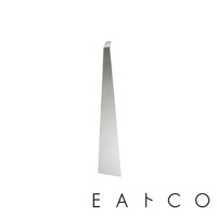 日製食物鏟，採用銀色不鏽鋼材質，整體呈細長梯形，末端有掛孔設計。