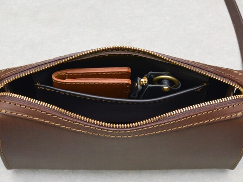 職人手作皮革Organ極簡風拉鍊單肩包 (G-72) S，深棕色皮革，包內有卡夾與鑰匙圈，拉鍊為金色。