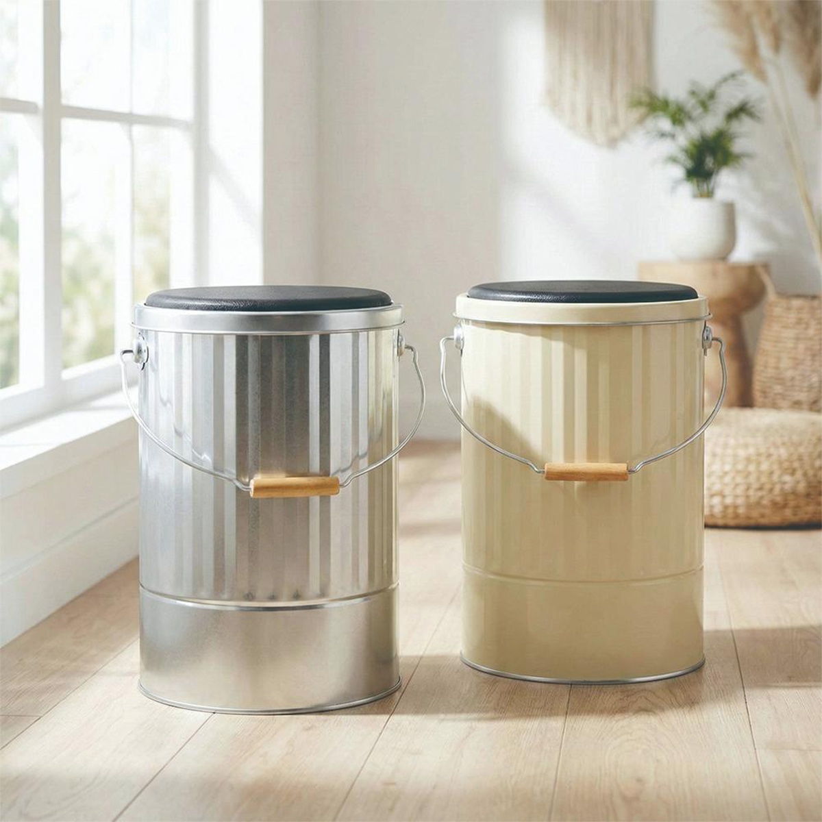 兩個日式風格的儲物凳，一個銀色金屬，一個米黃色，皆有木質手柄和黑色坐墊。