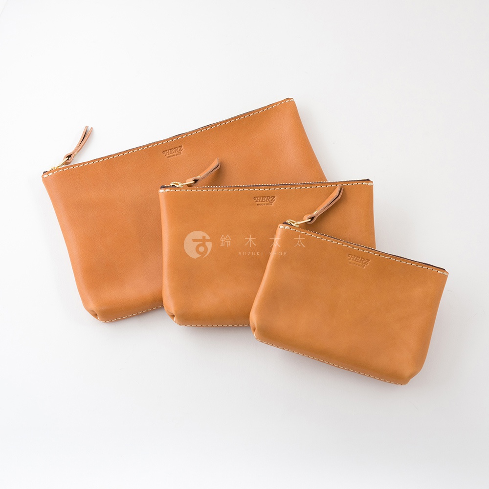 三件職人手作皮革長方形拉鍊收納包，顏色為自然棕，材質為皮革，帶有拉鍊和皮革拉頭，整體呈現簡約風格。