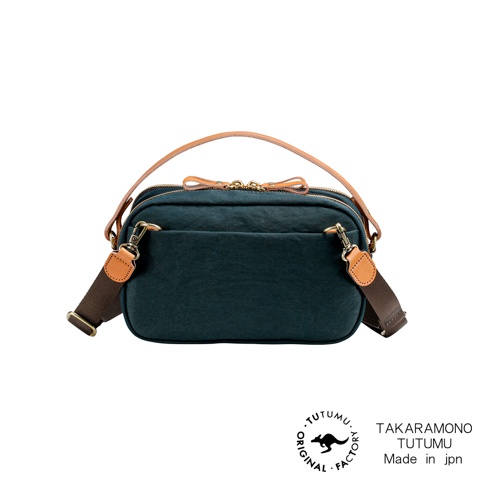 TUTUMURectangle防潑水兩用斜背包，採用深綠色防水材質，搭配棕色皮革提把與肩帶，質感佳。