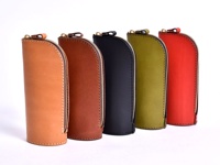 五款職人手作皮革直立式收納筆袋，顏色分別為淺棕、深棕、黑色、橄欖綠、紅色。皆為拉鍊開合設計，皮革材質，做工精緻。