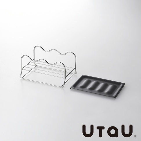 銀色不鏽鋼材質的多功能萬用瀝水支架，搭配黑色四格瀝水盤，整體為簡約設計，放置在白色背景上。