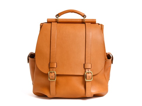 一款經典雙扣後背包，採用棕褐色皮革製成，設計簡潔，帶有兩個可調節的皮帶扣和側袋，適合日常攜帶。