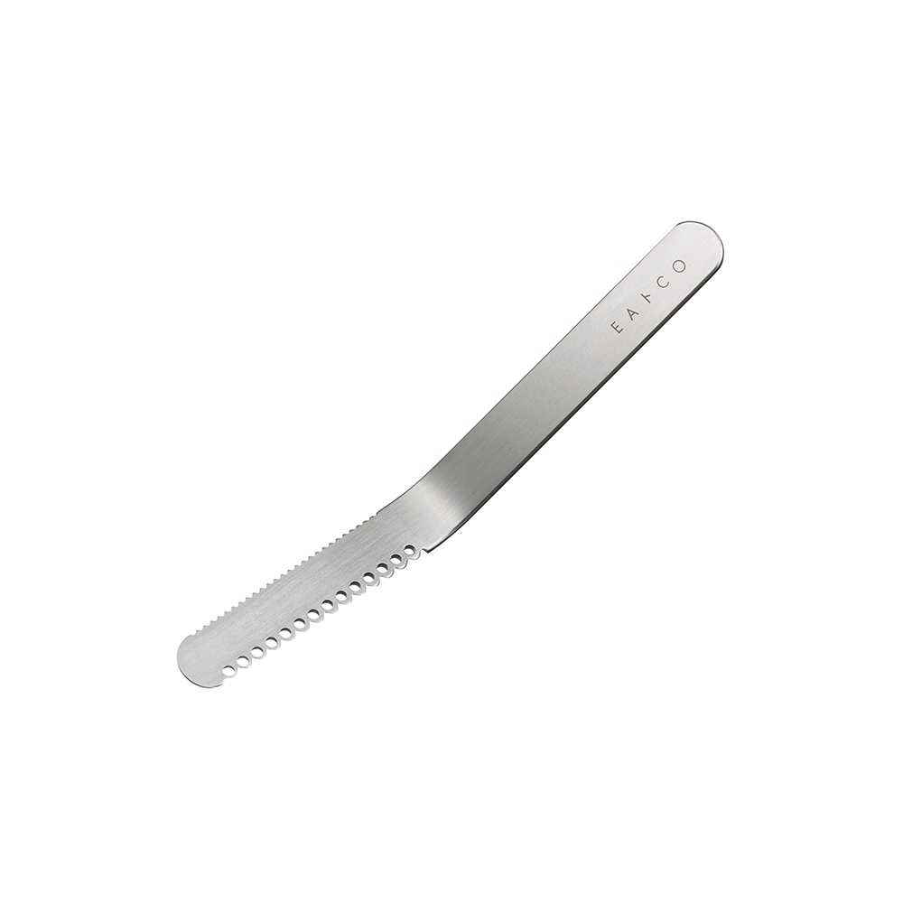 銀色不鏽鋼製奶油刀，一側有鋸齒邊緣，另一側有圓孔設計，刀柄末端印有「EATCO」字樣。