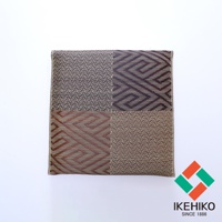 天然和風藺草紋織坐墊，採用不同深淺的棕色藺草編織，呈現四塊拼接的幾何圖案，包含細密的點狀紋理和交錯的線條紋理。