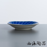 波佐見燒藍丸紋五件式輕量沙拉盤，盤面為深藍色，點綴著規則的白色圓點，盤緣向外微翹，盤底為淺灰色。