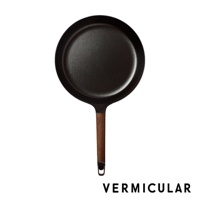 日本製鑄鐵琺瑯平底深鍋，鍋身為深黑色，配有木質手柄，整體呈現簡約設計。