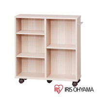 淺木紋開放式收納推車，配有四個黑色滾輪，左側有三層儲物格，右側有兩層儲物格，右側邊緣有一個銀色金屬把手。