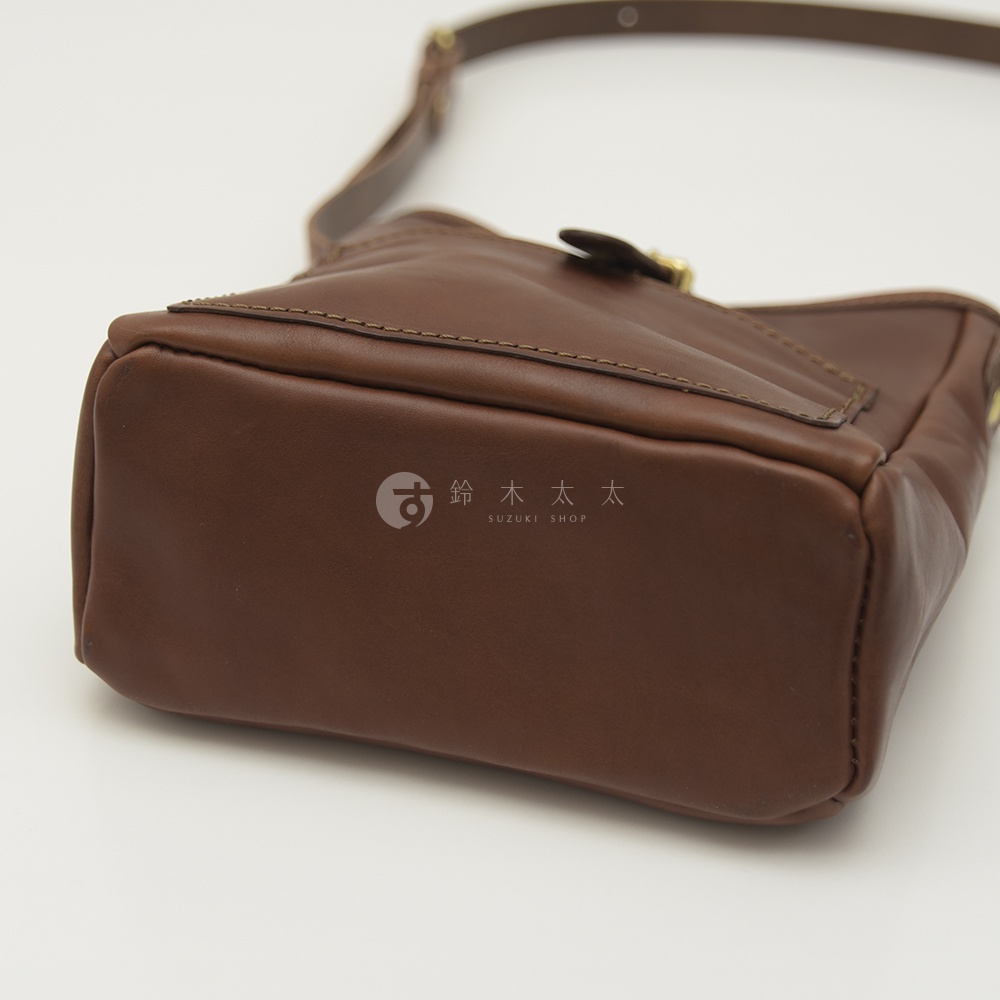 職人手作皮革輕便單肩側背包 CK-91，採用棕色柔軟皮革製作，包身線條簡潔，配有金屬扣環和可調節肩帶，展現經典復古風格。