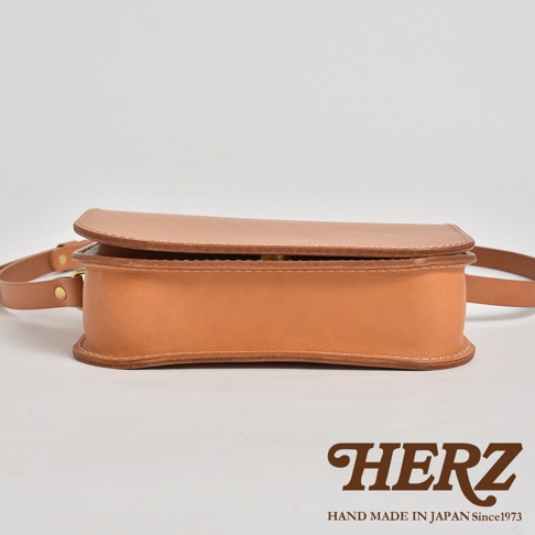 職人手作皮革翻蓋橫式單肩包 CP-80，展示皮革原色，簡約設計，乾淨線條，搭配金屬扣環與側背帶。