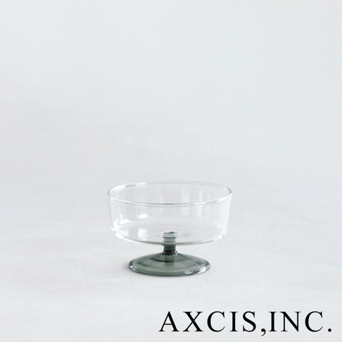 Skon 清透復古短腳甜品杯，透明玻璃杯身搭配灰色短杯腳，簡約設計，適合盛裝各式甜點。