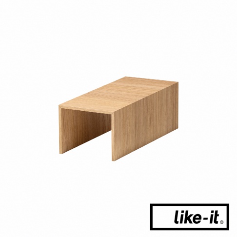 窄款雙層木紋整理架，呈現淺棕色木紋，結構為U型，材質為木質。