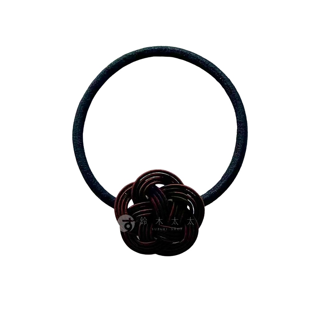 黑色素色髮圈，搭配深棕色繩結裝飾，呈現日式水引花結設計。