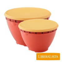 LIBERALISTA 品牌的多用途可微波耐熱瀝水籃組，包含小和大兩個尺寸，呈橘紅色，搭配黃色蓋子，其中一個較大的籃子置於另一個較小的籃子前方。