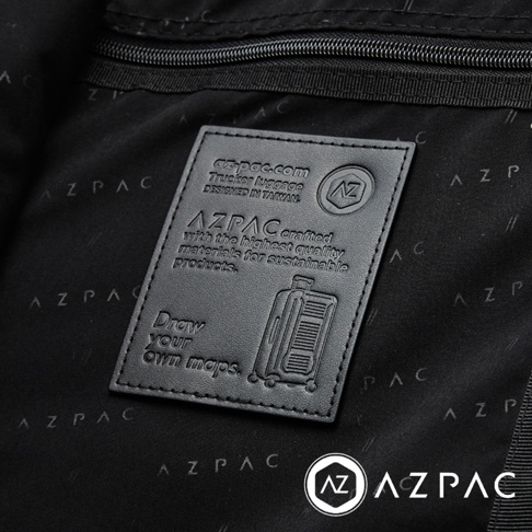 AZPAC 黑色皮革標籤，印有品牌標誌、Trucker 3.0 行李箱、尺寸、設計於台灣、高質量永續材料、以及Draw your own maps的標語，背景為深色織物，上面有AZPAC的暗紋。