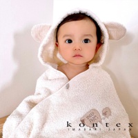 今治純棉連帽浴巾，象牙白，帶有可愛的羊耳朵造型，浴巾上繡有「SHEEP FARM」字樣及羊的圖案。