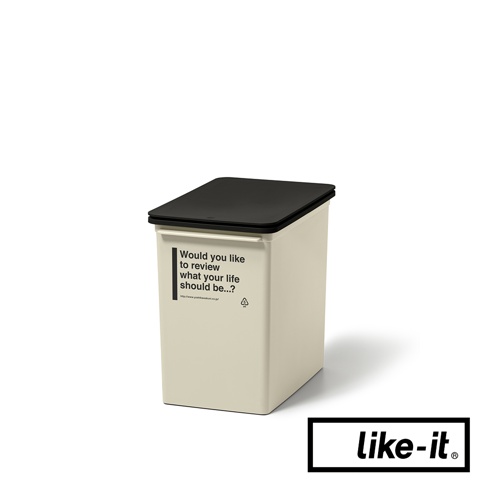 淺米色掀蓋式矮版垃圾桶，配有黑色掀蓋，側面印有黑色文字「Would you like to review what your life should be...?」及網址和回收標誌。