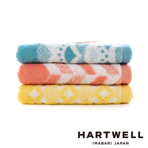 今治和風傳統紋樣言織毛巾疊放，上方為藍色菱形紋樣，中間為珊瑚粉菱形紋樣，下方為黃色菱形紋樣，皆為純棉材質。