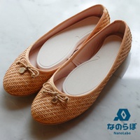 兩雙米色編織平底鞋，鞋頭有蝴蝶結和金色吊飾，內有白色鞋墊，背景是淺色大理石紋。