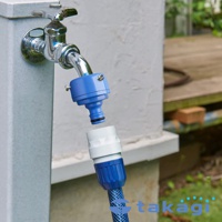 水龍頭接頭 S-G043FJ，為藍色和白色塑膠材質，一端連接至水龍頭，另一端為水管接頭，水管為藍色網格紋。