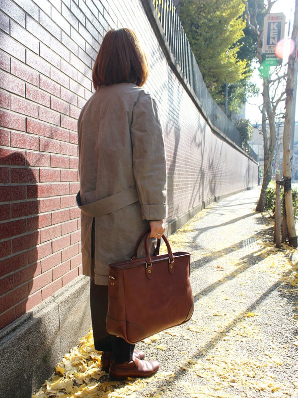 職人手作皮革兩用商務托特包 (T-7)，棕色皮革，方形包身，雙提把設計，金色金屬扣環，可斜背或手提，適合商務場合。