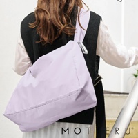 淺紫色輕時尚摺疊保冷肩背袋，採用尼龍材質，容量17L，單肩背帶設計，適合日常外出使用。