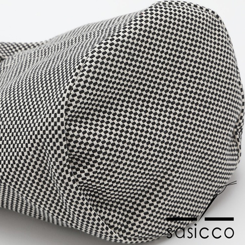 三河木綿刺子織圓底水桶包，以黑白格紋織紋呈現，質感細膩，造型簡約。