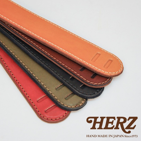 職人手作皮革Big肩墊，展示多種顏色：紅色、軍綠色、黑色、棕色及淺棕色。肩墊由皮革製成，帶有白色縫線，並有兩個長方形開口。