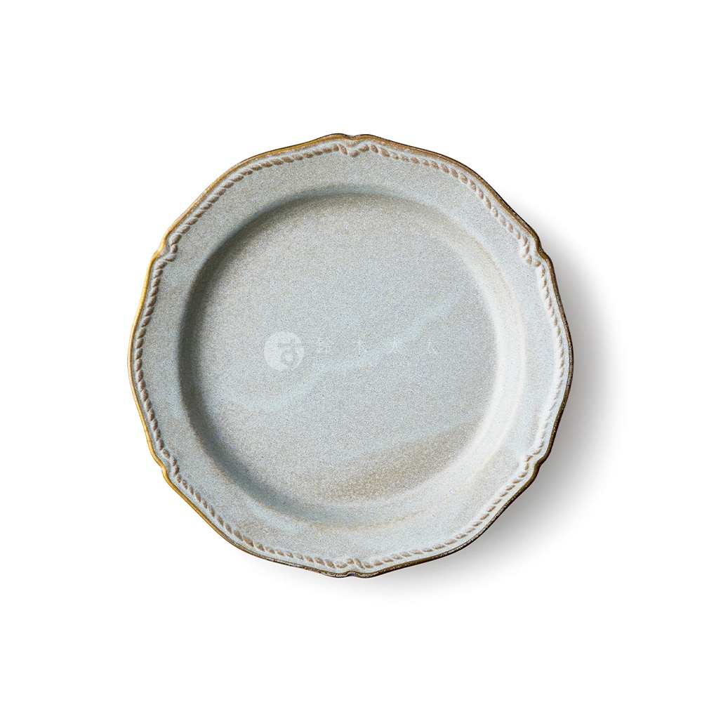 Stitch 美濃燒金彩浮雕經典餐盤 M 帶有金邊和繩索般的浮雕裝飾，盤面呈現柔和的淺藍色和米色漸層，質感獨特。