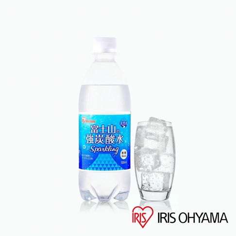 富士山強氣泡礦泉水 500ml 寶特瓶，搭配裝滿冰塊的玻璃杯，背景為純白色。