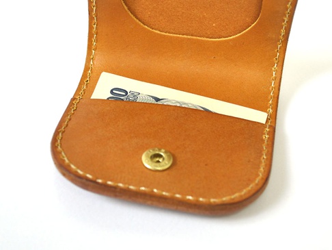 職人手作皮革馬蹄造型零錢包 (KK-34)，棕色皮革，內有紙鈔，黃銅按扣，手工縫線。