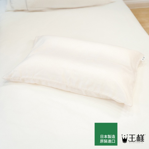 王樣檜木清香枕，日本製造原裝進口，白色枕頭放置於白色床鋪上