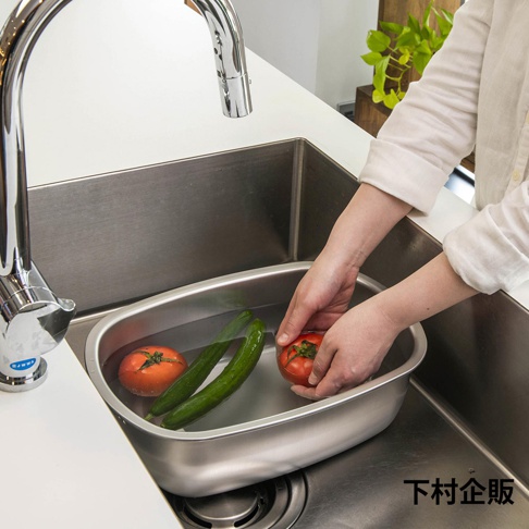 模式B： 一個人在水槽裡洗番茄和黃瓜，使用不鏽鋼盆。