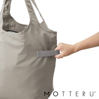 灰色大容量摺疊保冷托特袋，材質為尼龍，有兩個提把，一隻手正在將袋子側邊的織帶拉出。