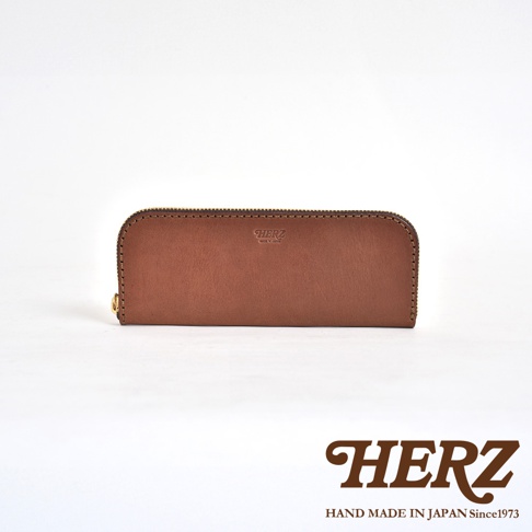 職人手作皮革托盤式收納筆袋，棕色皮革，拉鍊設計，品牌HERZ字樣。