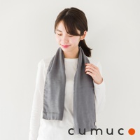 灰色六層紗運動毛巾，質感輕透，邊緣有細緻的包邊設計，長度適中，適合運動時使用。