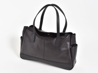 黑色皮革橫式肩背托特包，配有對稱縫線設計，兩側有外袋，頂部有提把。