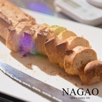 白色砧板上擺放著切片的法式長棍麵包，旁邊是鋸齒狀的銀色刀刃。