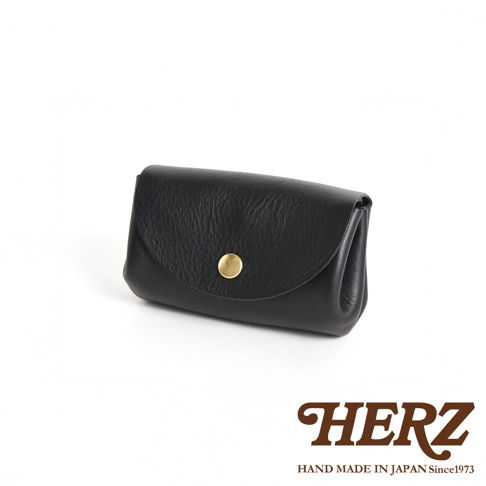 黑色皮革三層收納零錢包，有金色按扣，質樸紋理，簡約設計。