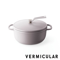 琺瑯鑄鐵鍋，22公分，淺紫色，帶有同色系的把手和鍋蓋，鍋蓋中央有米色旋鈕。