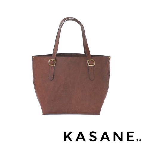 KASANE 標誌旁的義大利 Margot 皮革托特包 No.43，呈現品牌標誌與職人手作的氛圍。
