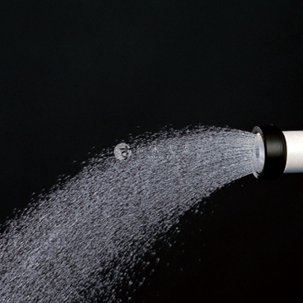 銀白色五段調節噴嘴，帶黑色環，噴射出細密的水柱，背景為黑色。