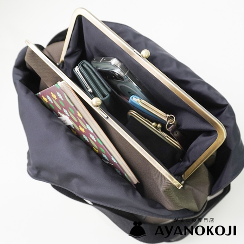 AYANOKOJI 品牌黑色方形口金包，打開展示內部收納，有錢包、手機、筆記本和零錢包。