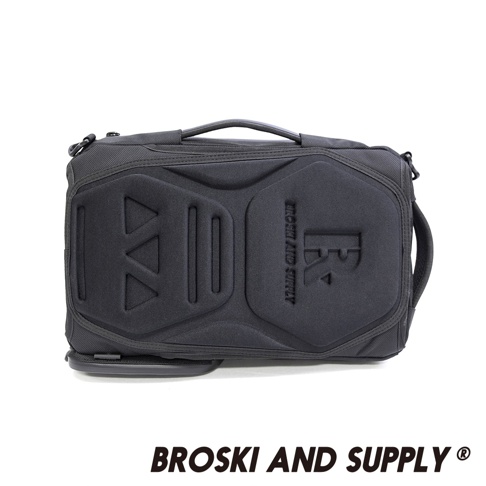 LABOR mini 黑色兩用手提後背包，採用防水材質，包身有立體菱形壓紋與品牌 Logo，具備手提把與側邊提把，可依需求變換背法。