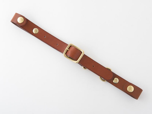 職人手作皮革背包用減壓胸前扣帶 (KO-2)，採用棕色皮革，配有黃銅色金屬扣、鉚釘和D型環。