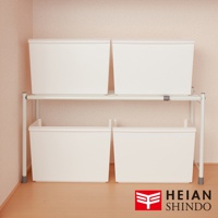 兩個白色收納盒置於雙層白色金屬層架上，層架前有平安伸銅的品牌標誌。