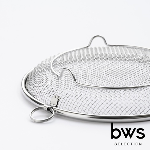 bws SELECTION 的可拆式不鏽鋼圓型簡約萬用瀝水盤，帶有精緻的網孔和提環，底部有掛勾便於收納