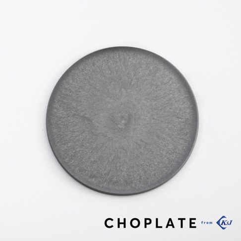 CHOPLATE 兩用砧板盤，22公分，灰色，圓形，表面帶有紋理，材質疑似為複合材料。