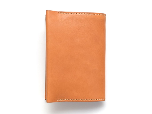 職人手作皮革翻蓋記事本書套 (KB-2) L，淺棕色皮革，有白色縫線。